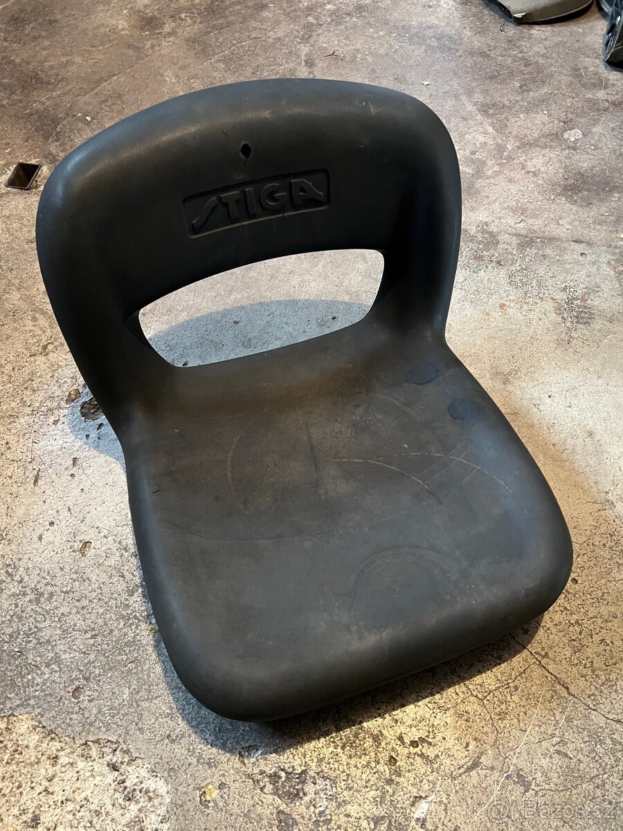 Sedačka na zahradní traktor