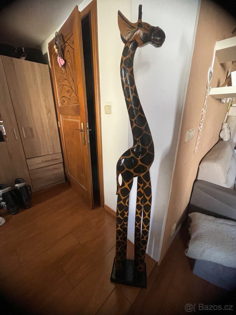 Zirafa drevena