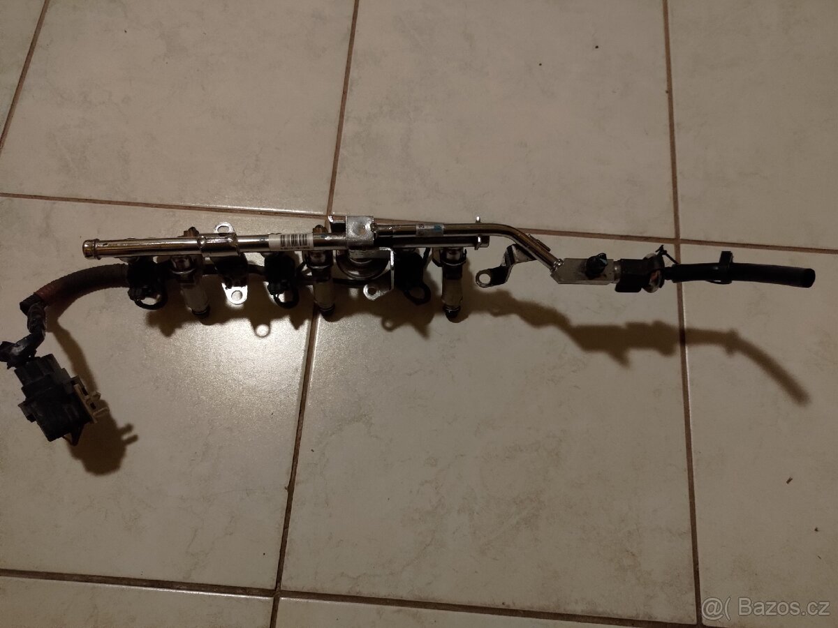 Prodám vstřikovací rampu se vstřiky Jaguar X-type 2,5 litr
