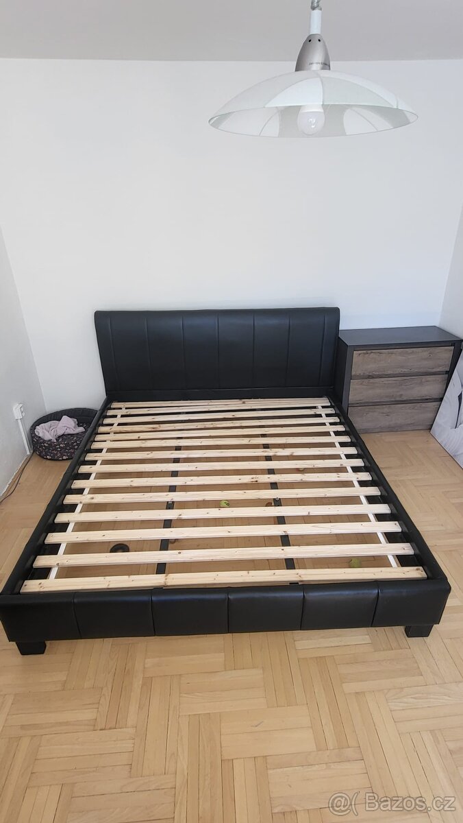 Manželská postel 180×200 s lamelami – černá ekokůže