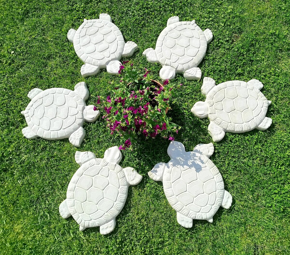 Prodám nové dekorace na zahradu - betonové želvy
