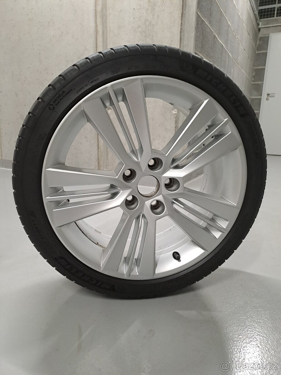 Octavia kola R18 Pictoris
