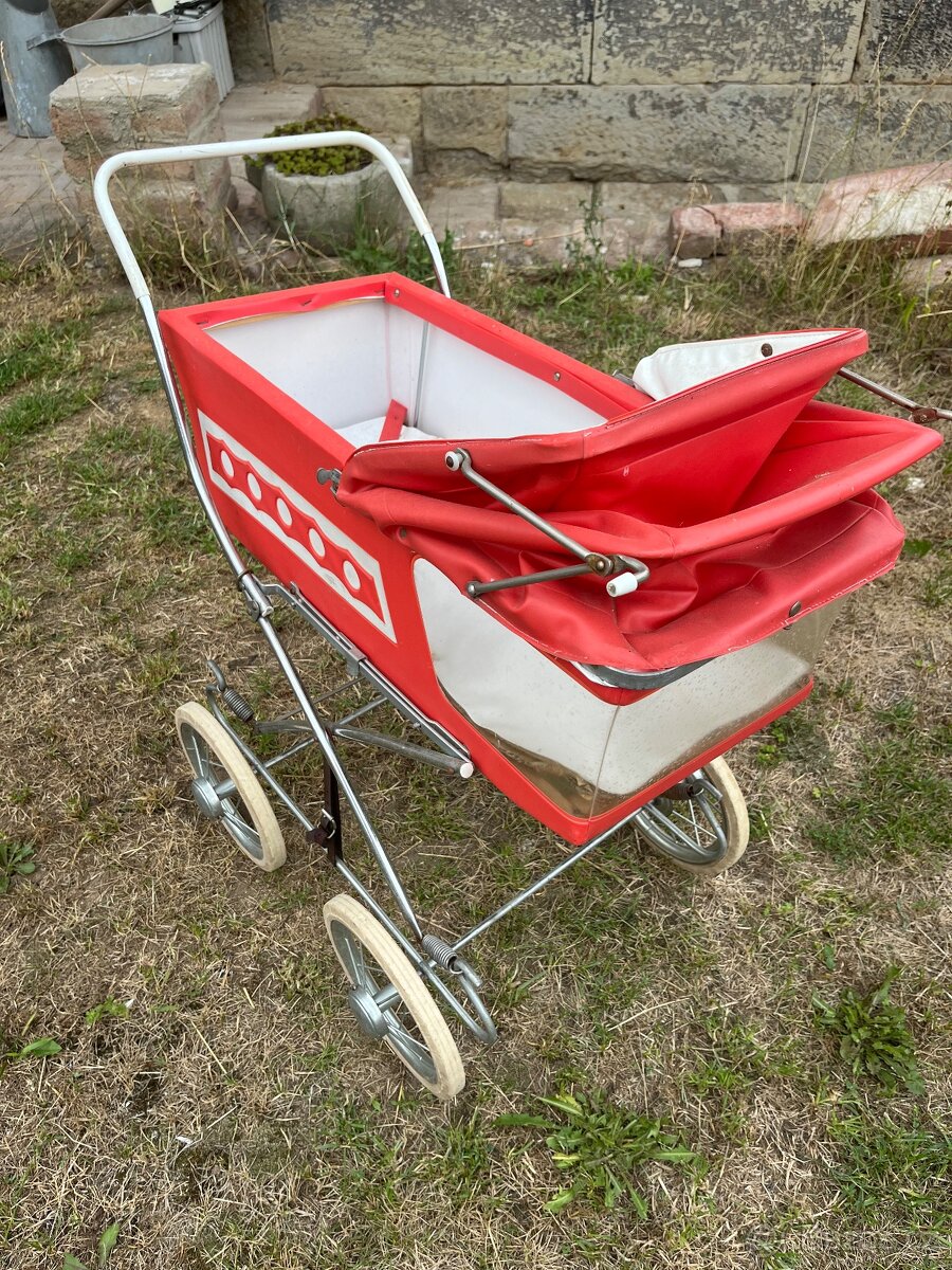 Retro kočárek pro panenky – sběratelský kousek