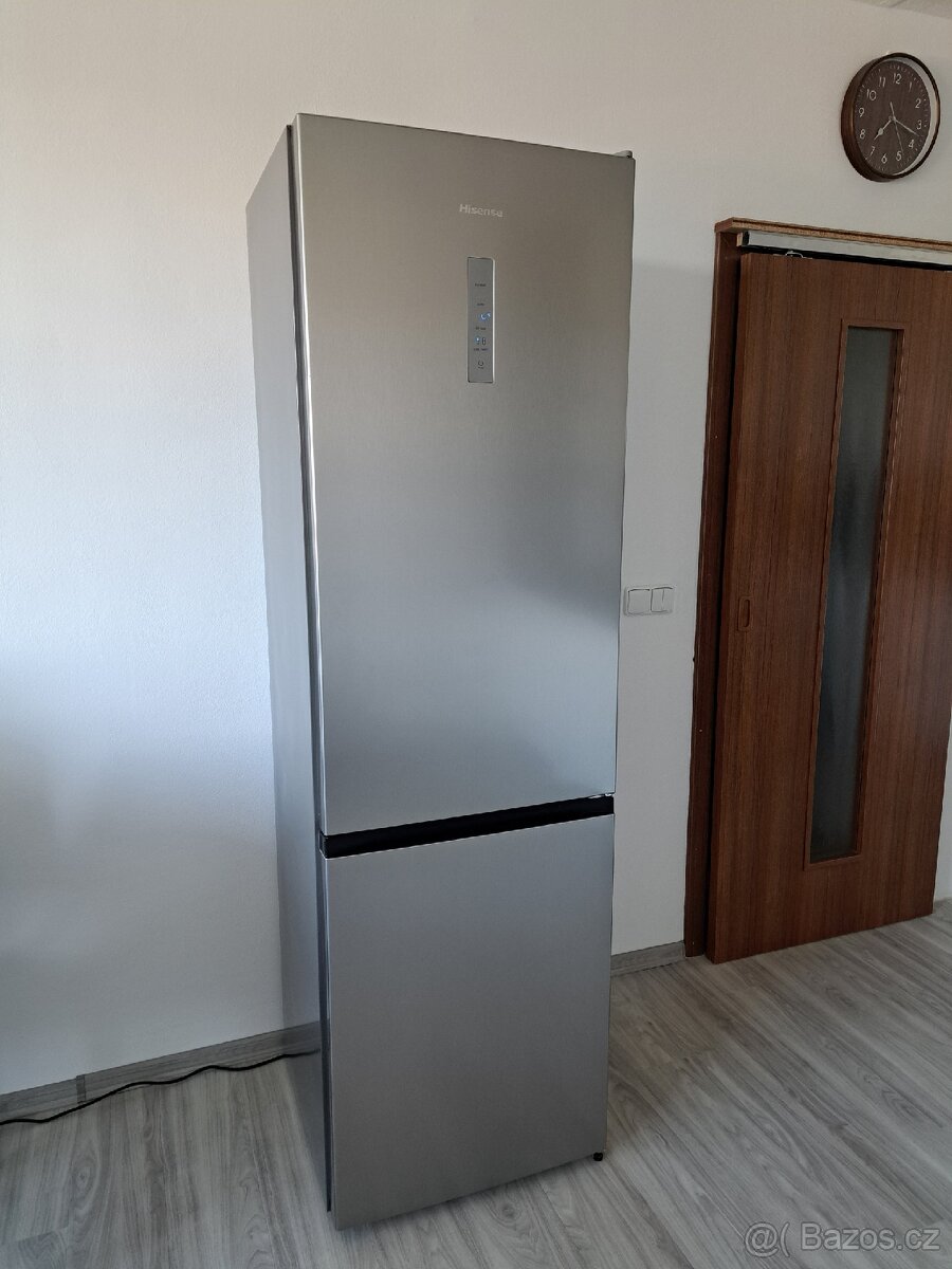 Kombinovaná chladnička Hisense RB434N4BC2