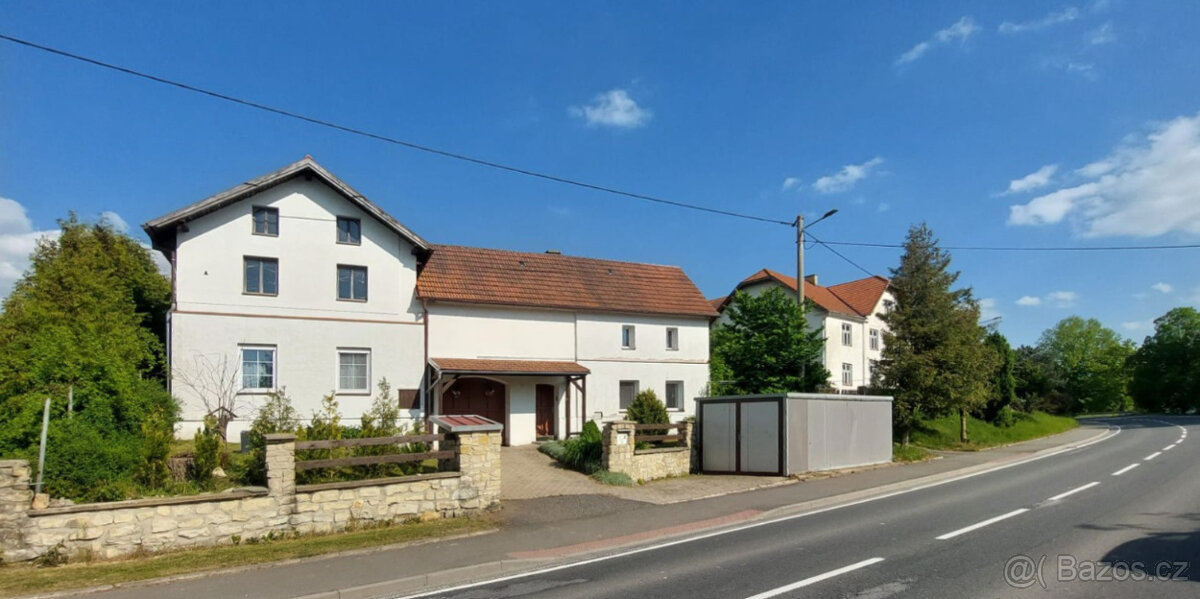 Prodej pěkného domu se dvorkem, terasou a zahradou v Lezníku