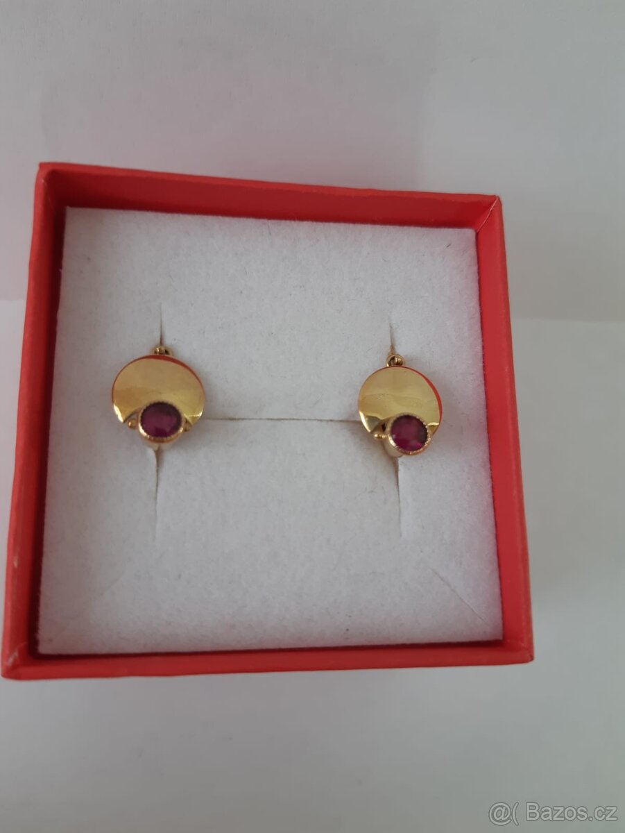 Zlaté náušnice s červeným kamínkem