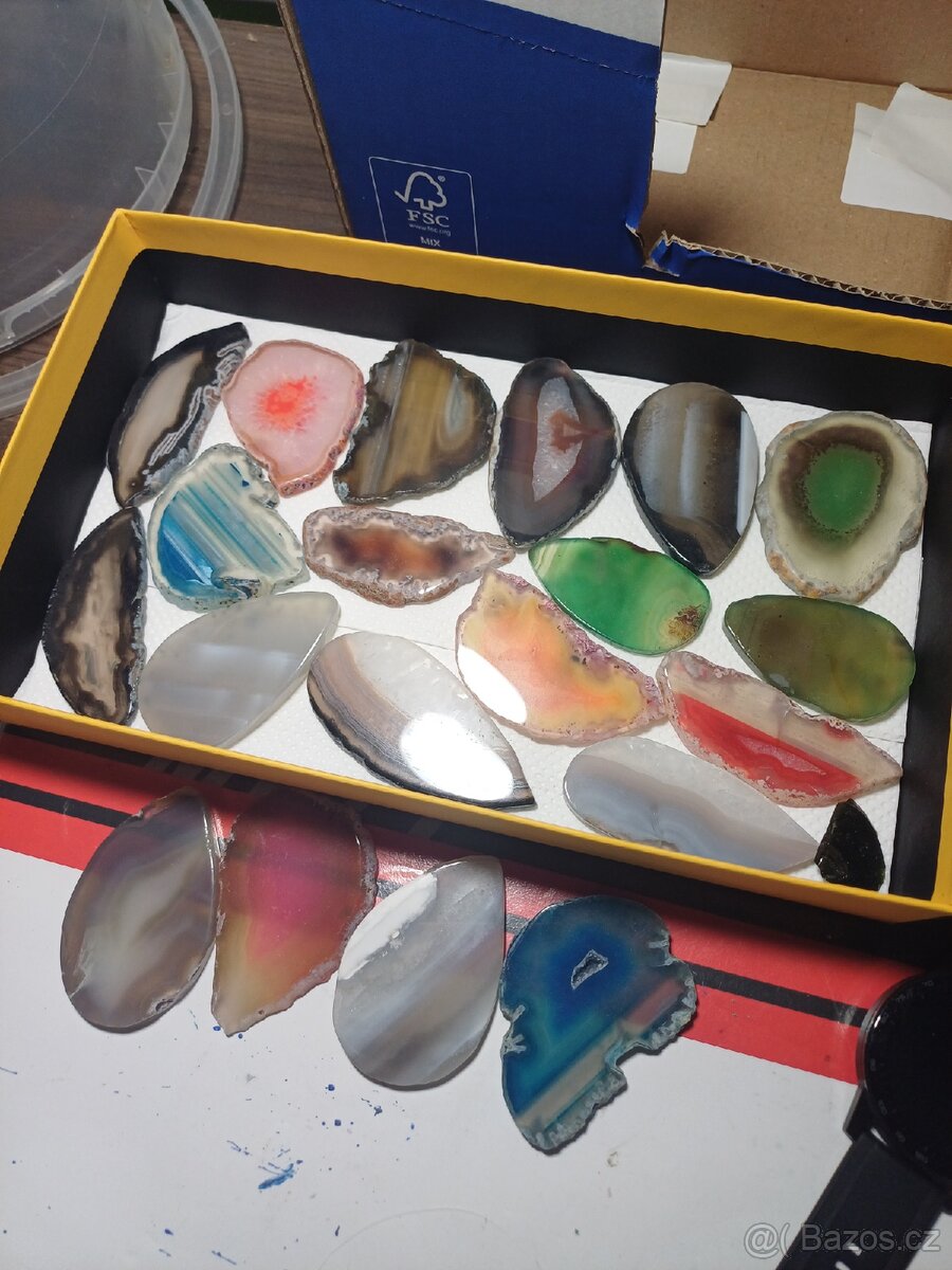 Acháty různých barev