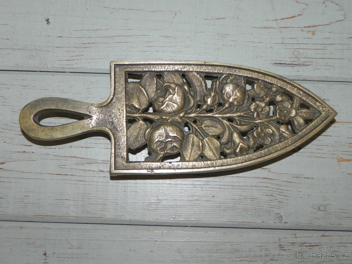 Starý mosazný stojánek na žehličku