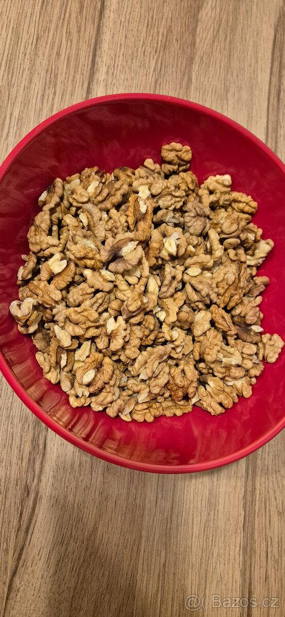 Rezervováno:Vlašské ořechy 2025 / 200 Kč / 1 kg