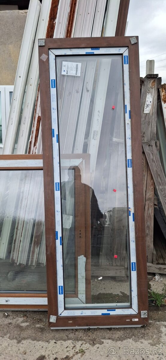 dveře balk. plastové 69x198 cm,2-sklo,barva ořech /bílá bez