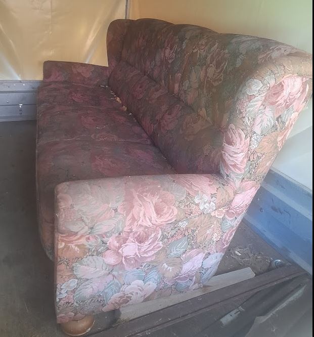 Darujeme za odvoz starší gauč