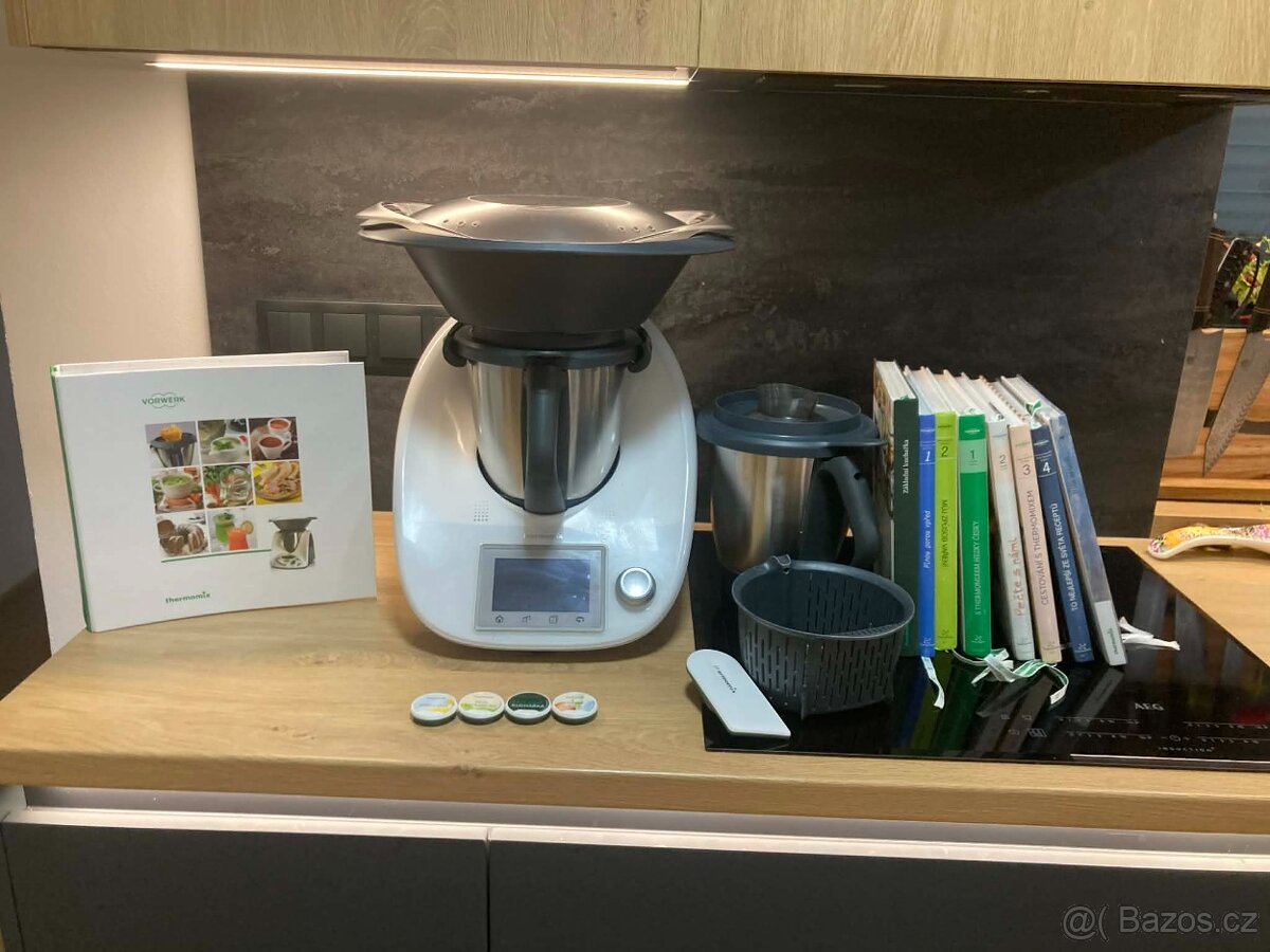 Thermomix TM5 s druhou nádobou, chipy a knížkami