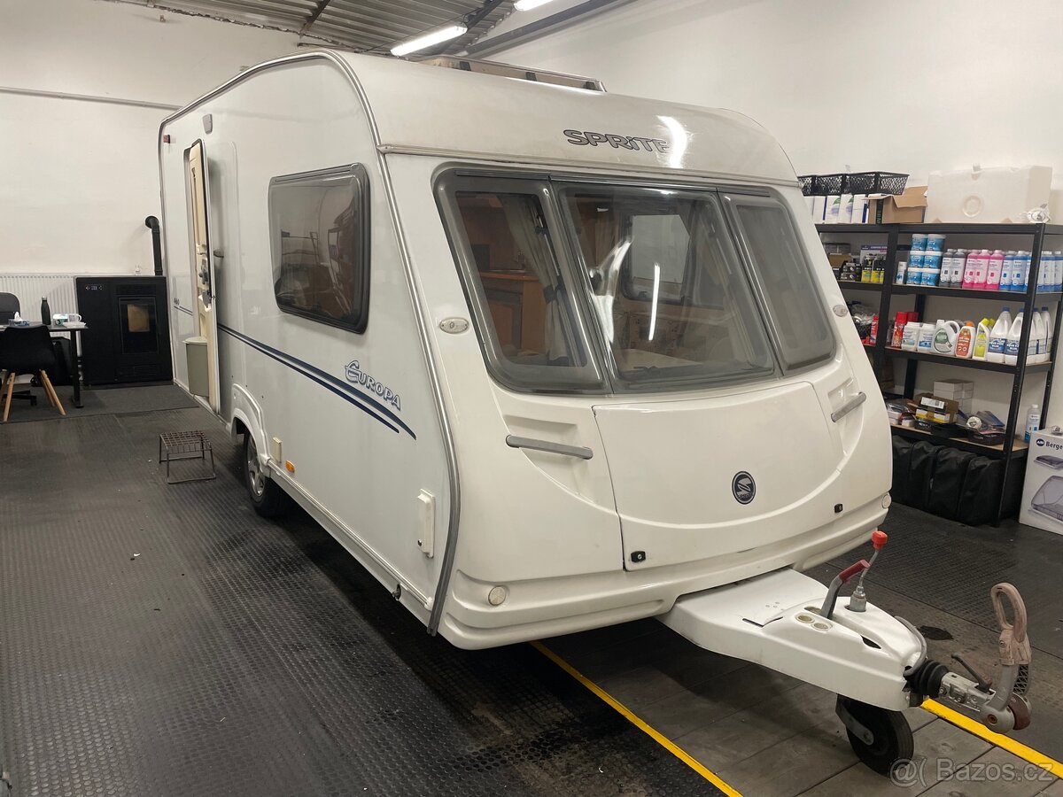 Karavan Sprite Europa - velká koupelna - sprchový kout