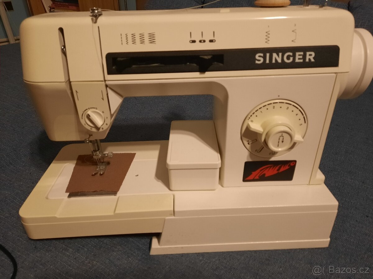Singer - elektrický šicí stroj - perfektní stav