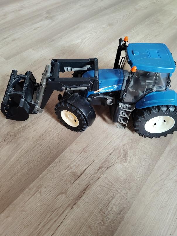 BRUDER TRAKTOR S ČELNÍM NAKLADAČEM