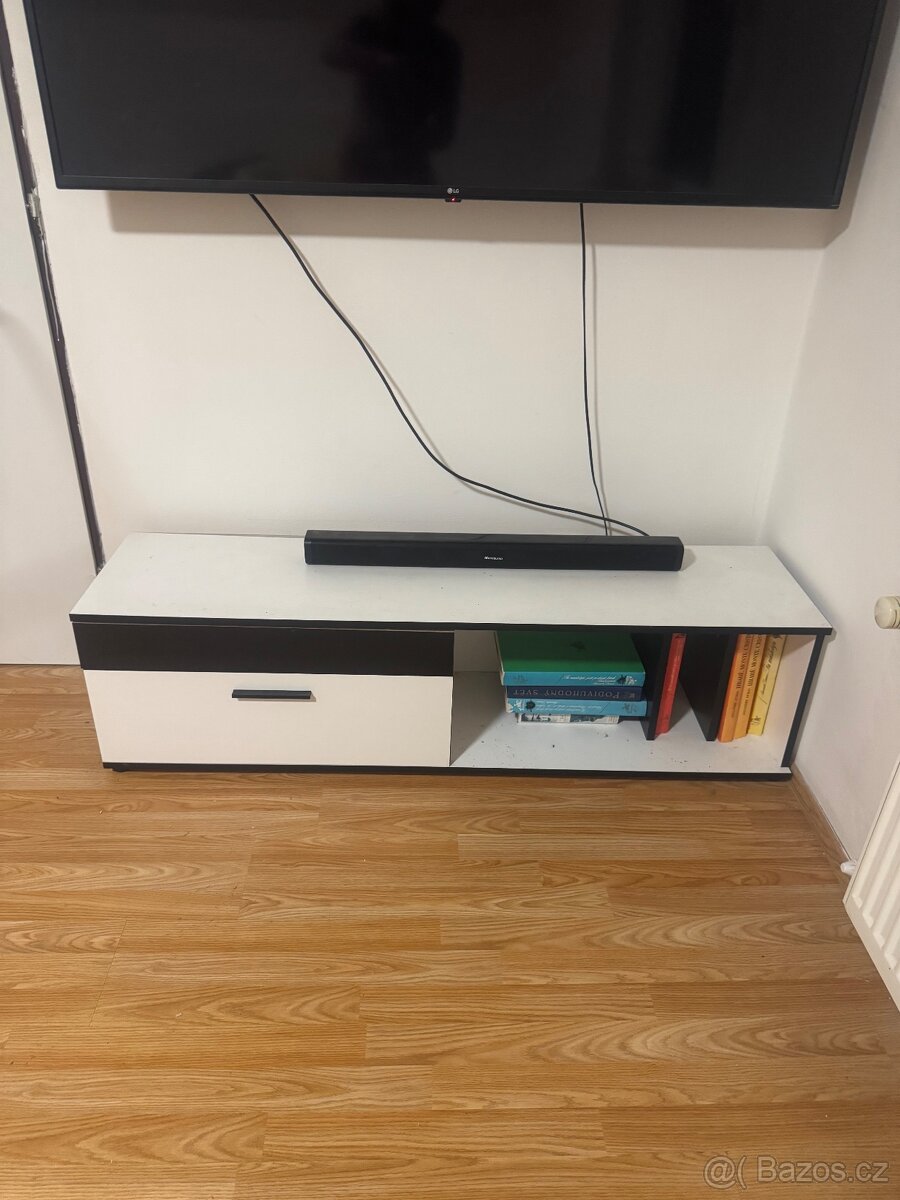 Stolek pod tv