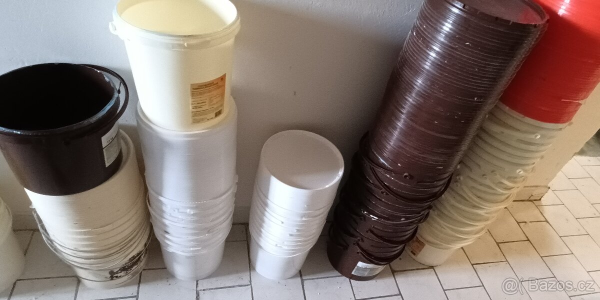 Plastové kýble, kbelíky s víkem (cca 10litrů)