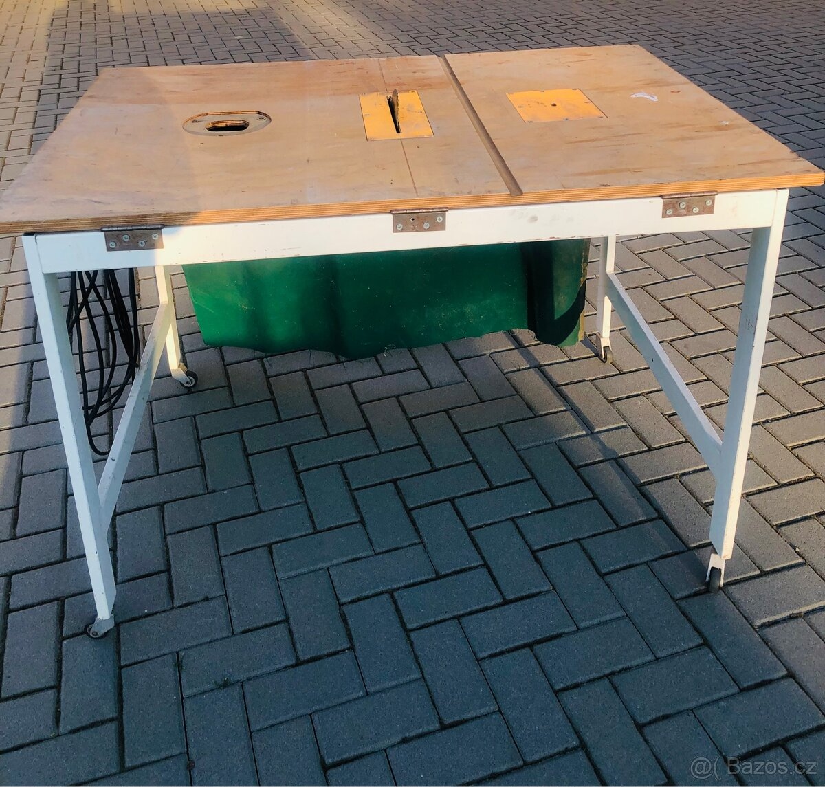 Stůl s pilou