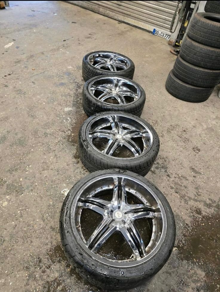 Prodám alu kola 22" na Chrysler C300 včetně pneu