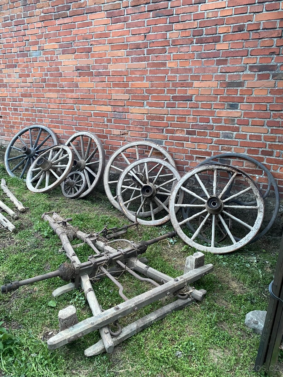 Dřevěné nápravy, Loukoťová kola, Kovový setrvačník, Pluh