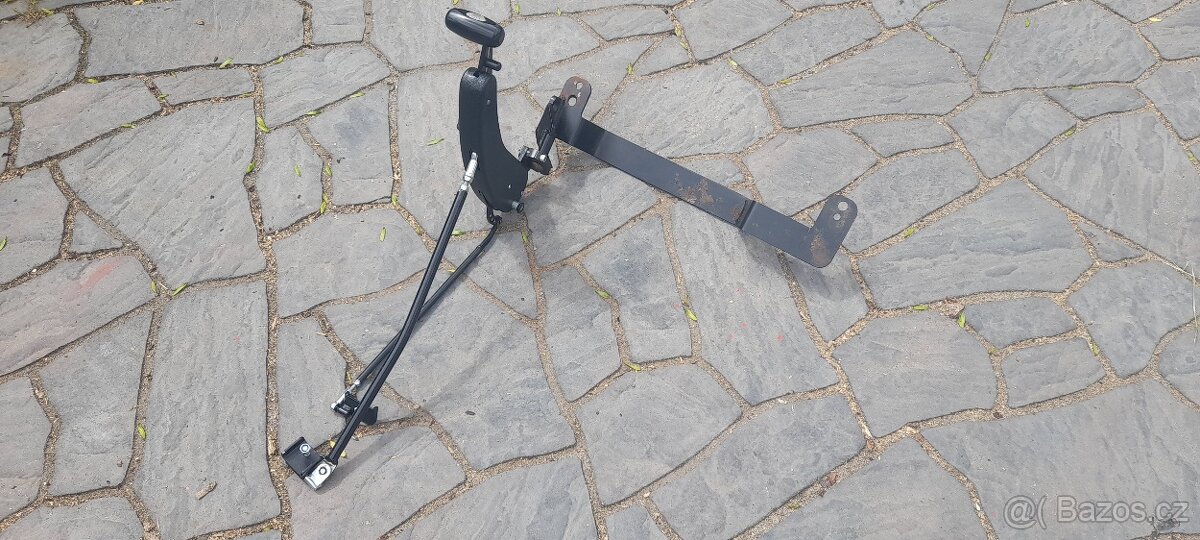 Ruční ovládání plynu a brzdy
