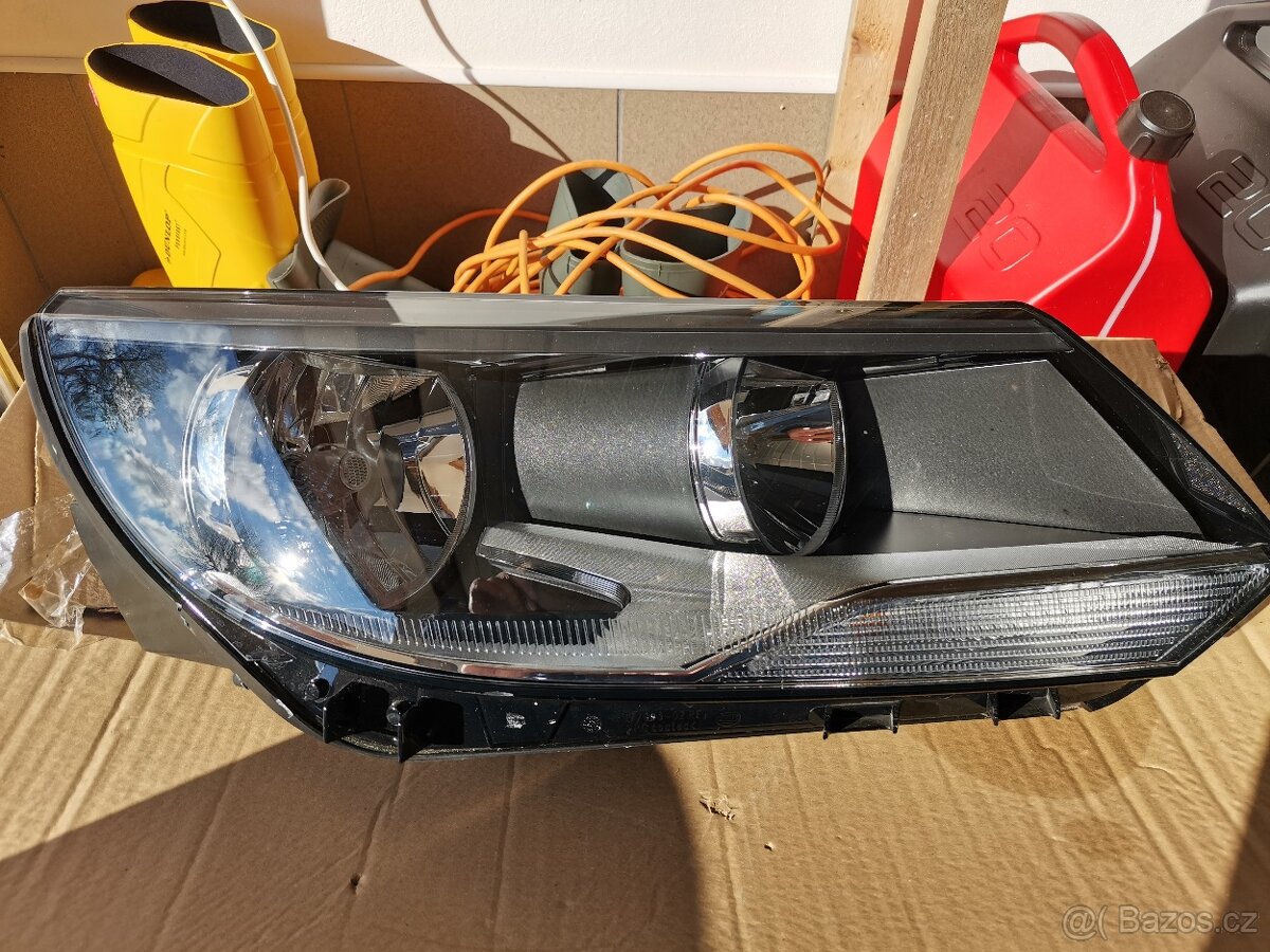 Prodám pravé přední světlo originál Volkswagen Tiguan FL2011