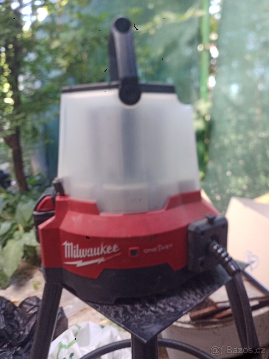 svítlna aku milwaukee