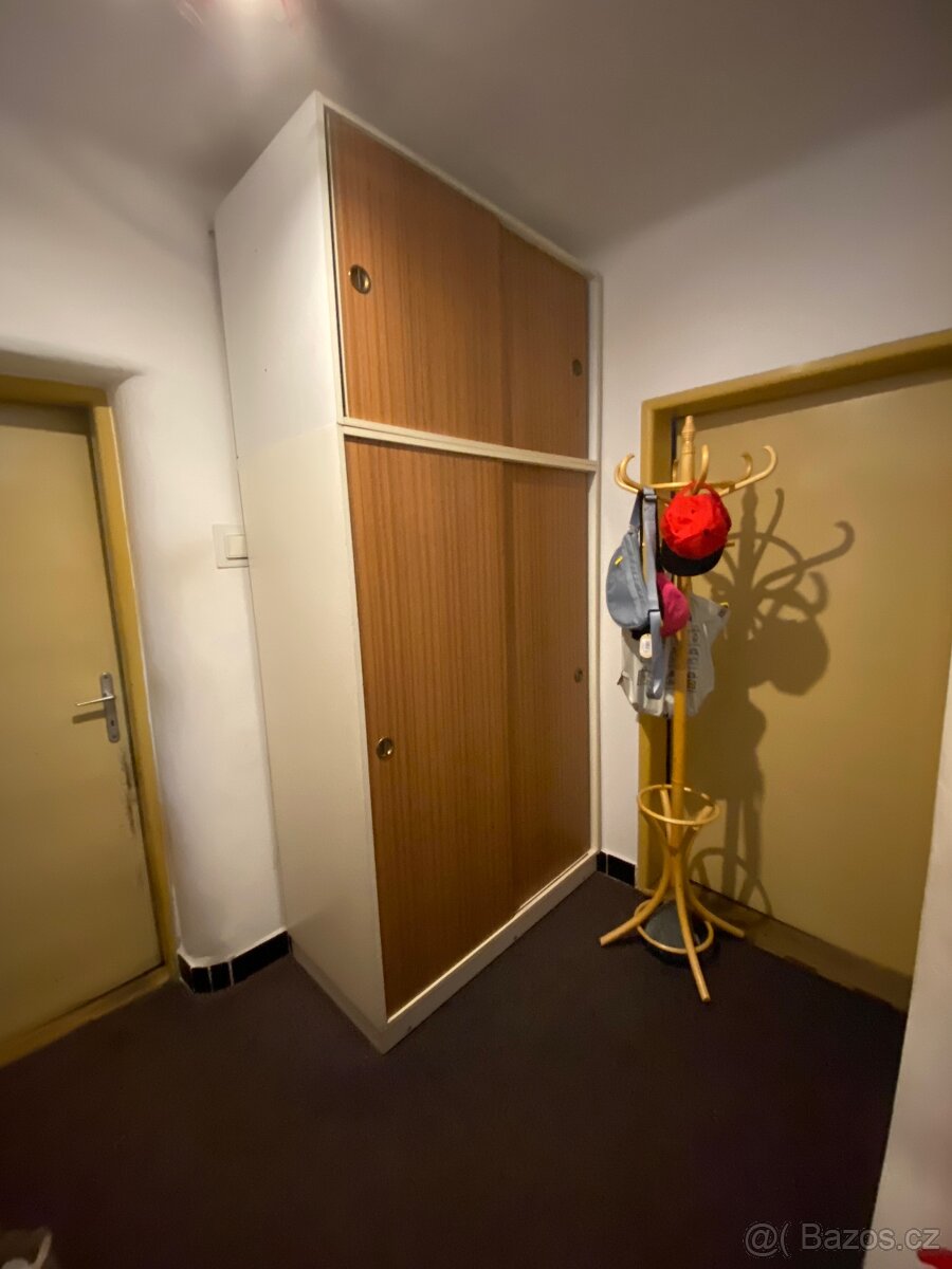 Vestavná šatní skříň