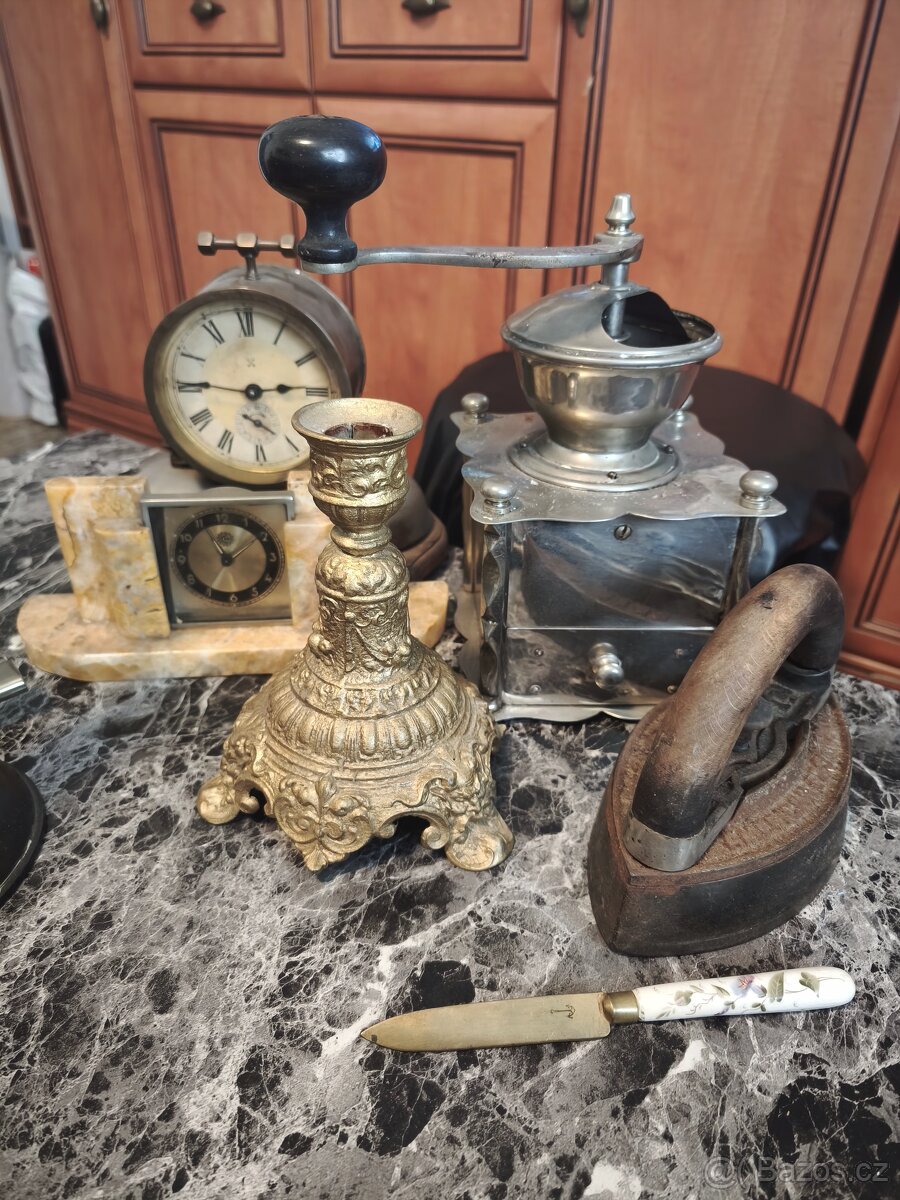 Starý kafe mlýnek,svícen, žehlička,nožík.