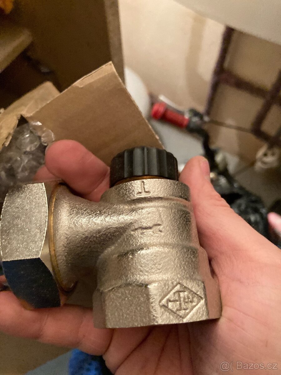 Heimeier termostatický ventil 5/4" rohový, pro samotíž