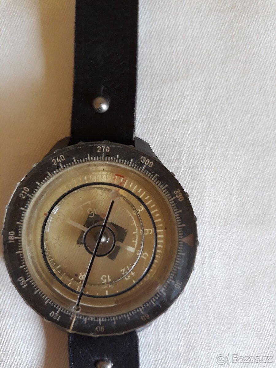 Starý vojenský kompas, pouzdro na cigarety aj.