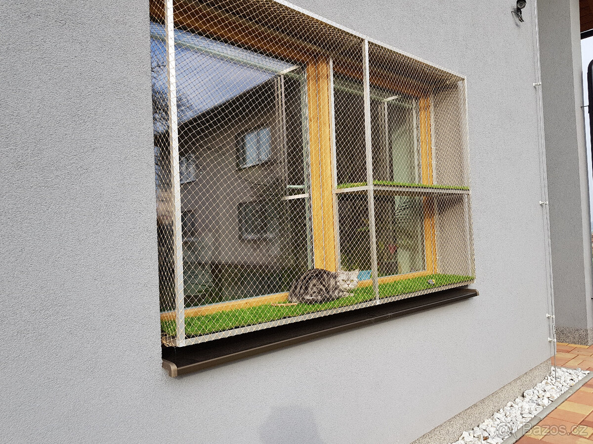 Ochranná síť pro kočky s hliníkovým rámem a umělou trávou .