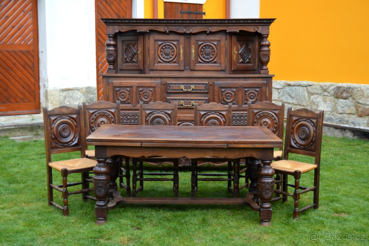 Jídelna z příborníku, šesti židlí a rozkládacího stolu.