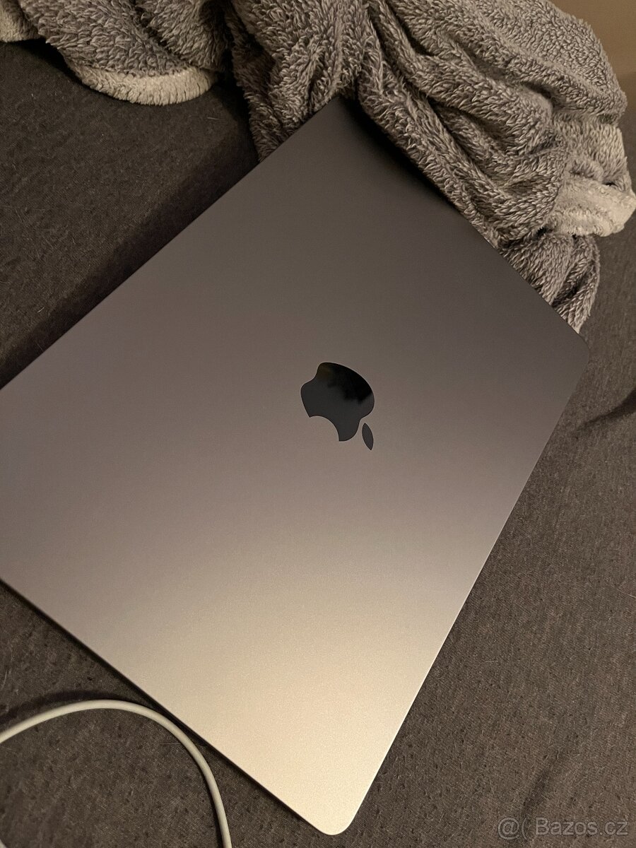 MacBook Air M2 13,6" - 512GB SSD / 8GB RAM - Výborný stav