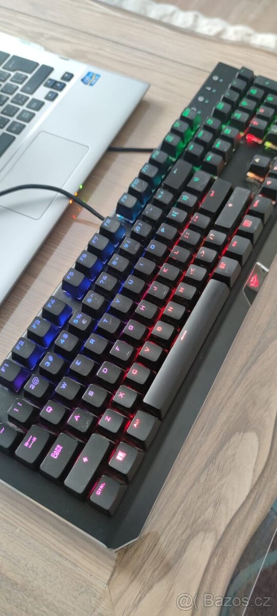 mechanická herní klávesnice Trust GXT 890 Cada.