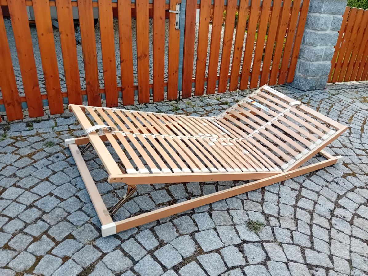 Oboustranně polohovací rošt