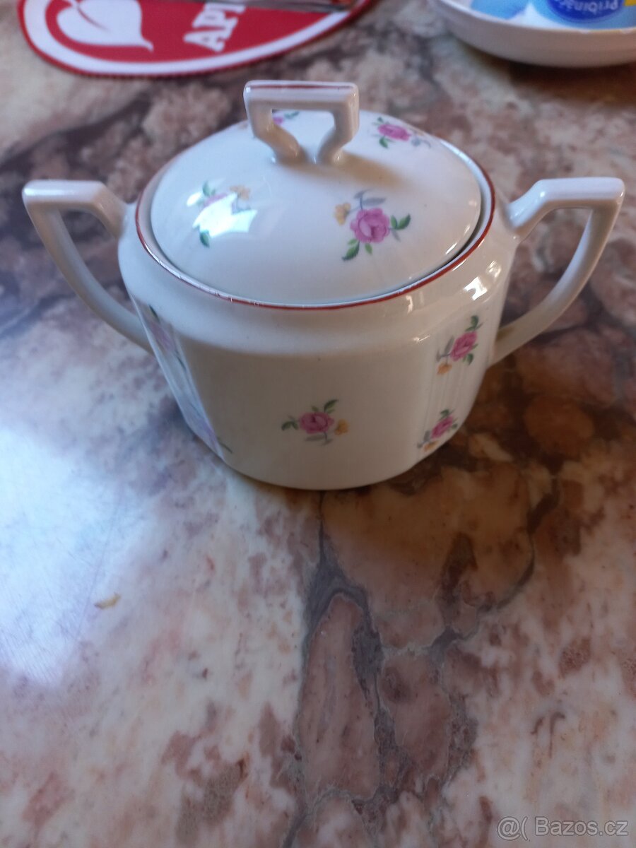 Stará porcelánová cukřenka s růžemi