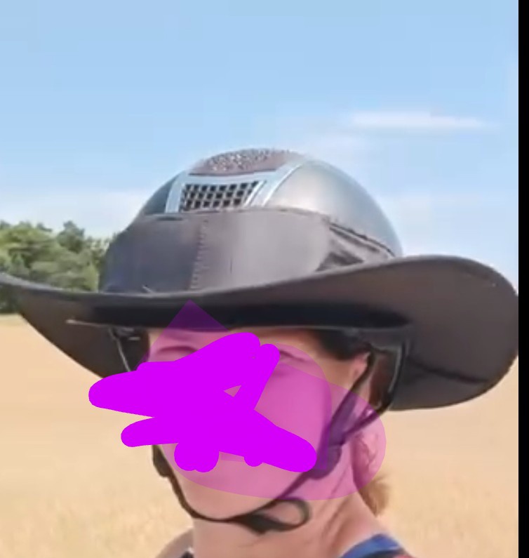 Kšilt na přilbu