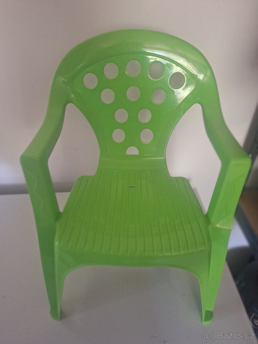 Plastová židlička za odvoz
