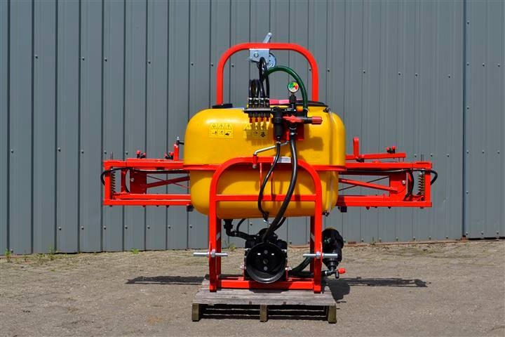 Postřikovače 600 l, záběr 12 m