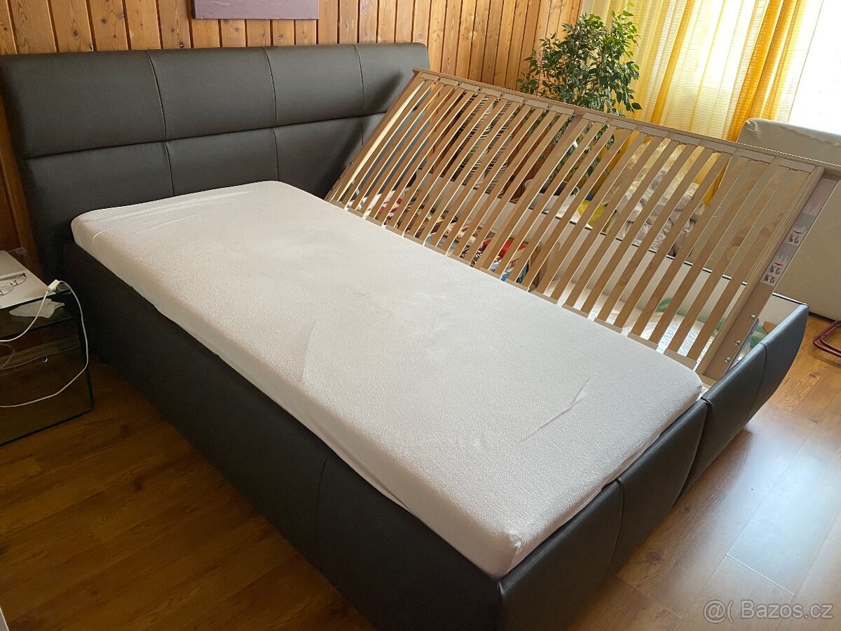 Kožená postel s rošty a úložným prostorem