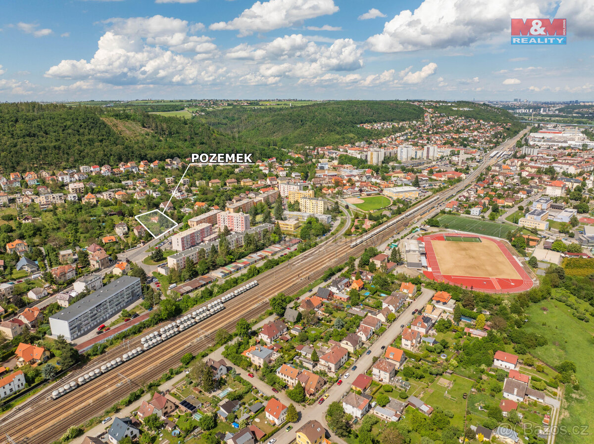 Prodej ideální 1/2 komerčního pozemku, 1935 m², Karlická ul.