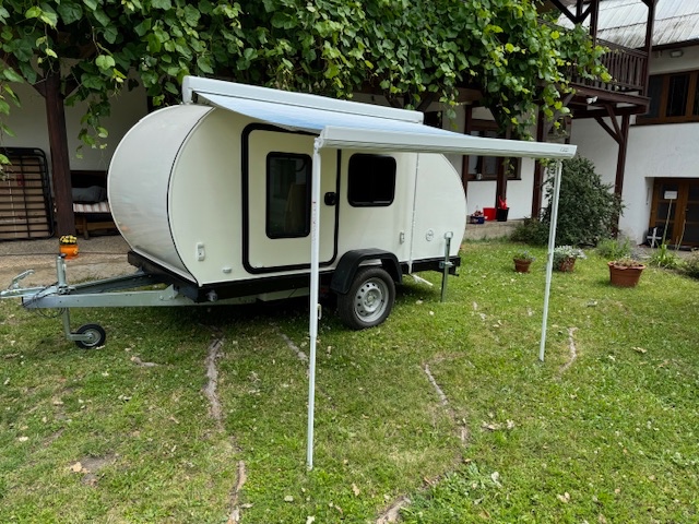 Minikaravan pro 2 osoby - přívěs do 750 kg, nebrzděný