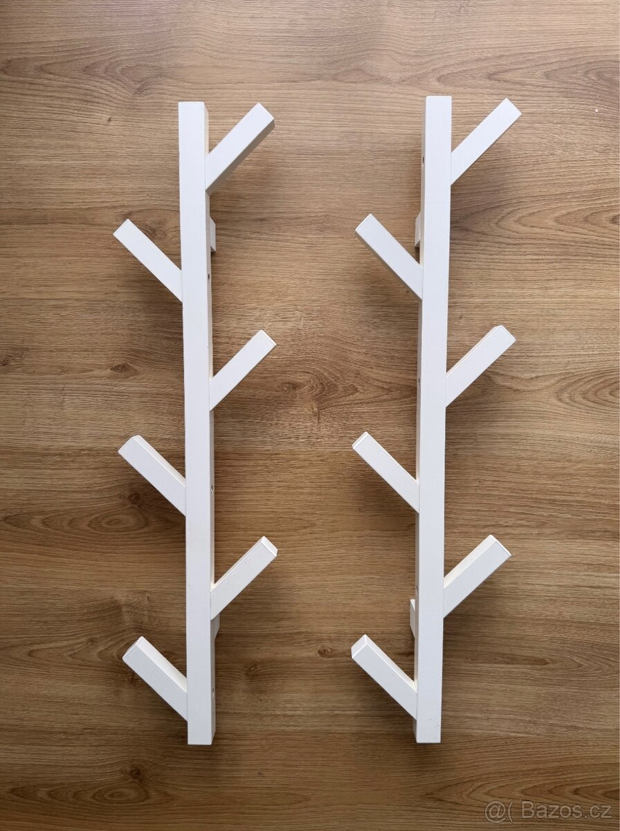 Bílé věšáky IKEA
