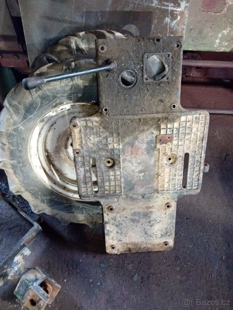 Zetor 25 podlaha