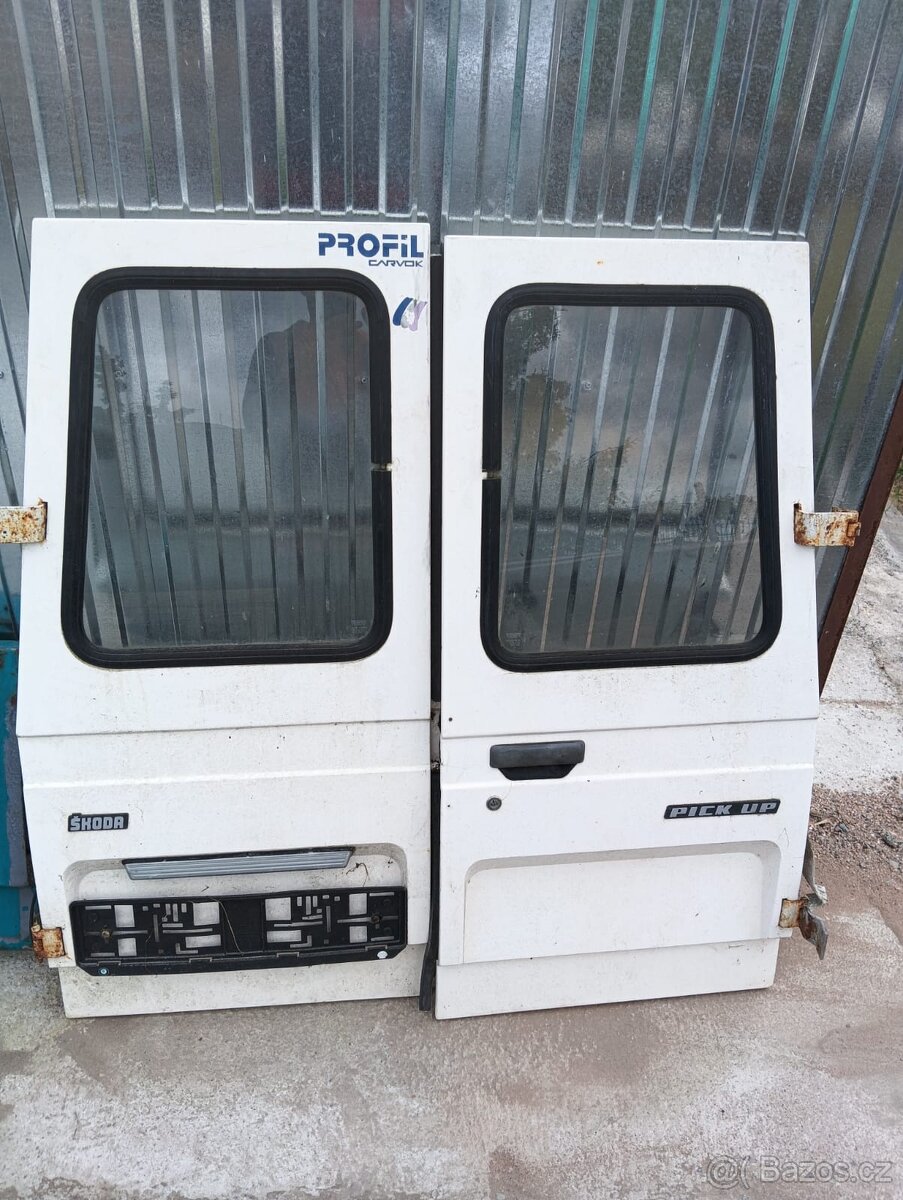 Zadní dveře s nádstavbou na korbu na favorit pick-up