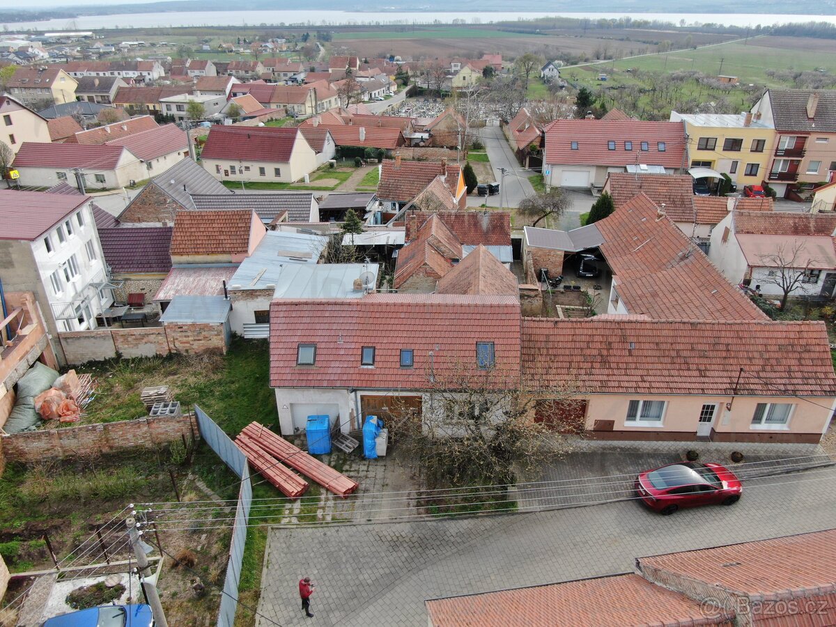 Polořadový rodinný dům v obci Šakvice, CP 304 m², garáž a...
