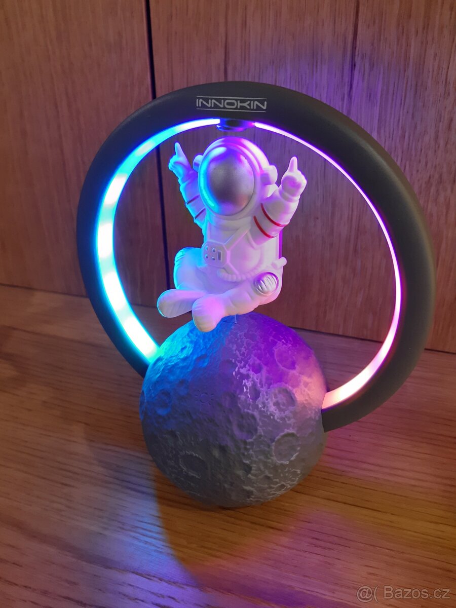 Bluetooth reproduktor levitující Astronaut