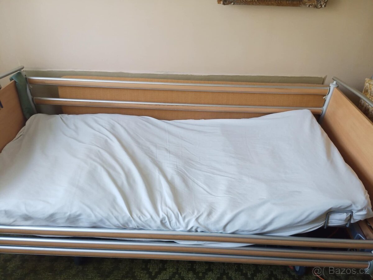 Elektrická polohovací postel s bočnicemi