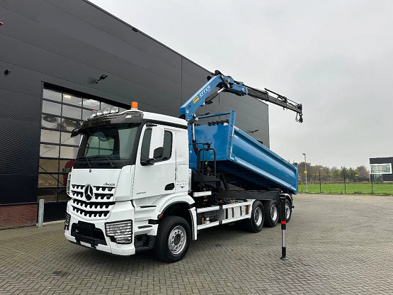 Mercedes-Benz Arocs 3243 8x4 - sklápěč s hydraulickou rukou